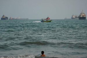 U.S. strikes 3 Iranian oil tankers after missiles target Navy ships