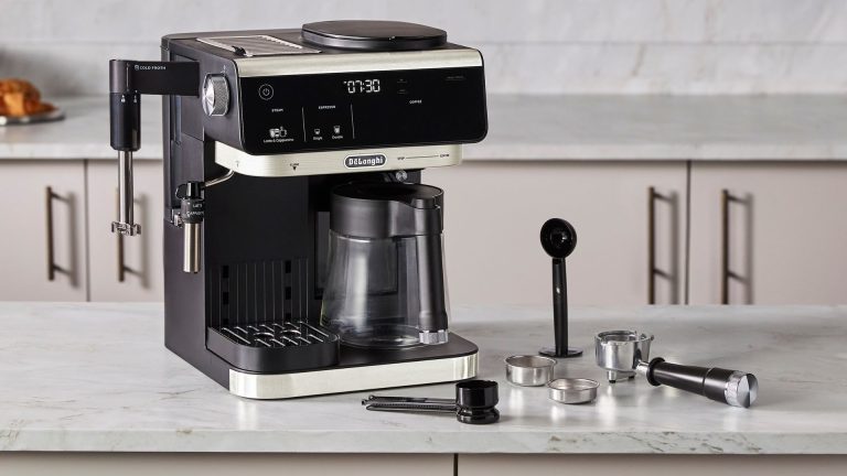 De’Longhi shrinks its all-in-one coffee maker, while extending its menu with cold-foam recipes