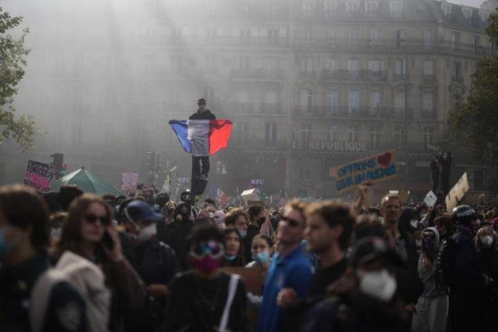 Paris police issue overnight curfew to try to prevent further disorder